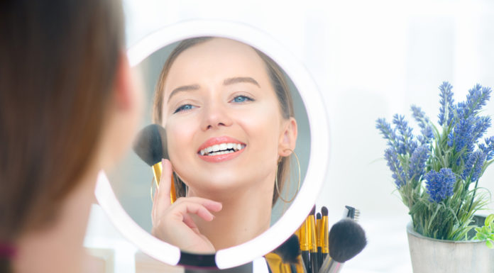 Kosmetikspiegel mit Beleuchtung: Gibt es das auch für den Privatgebrauch?
