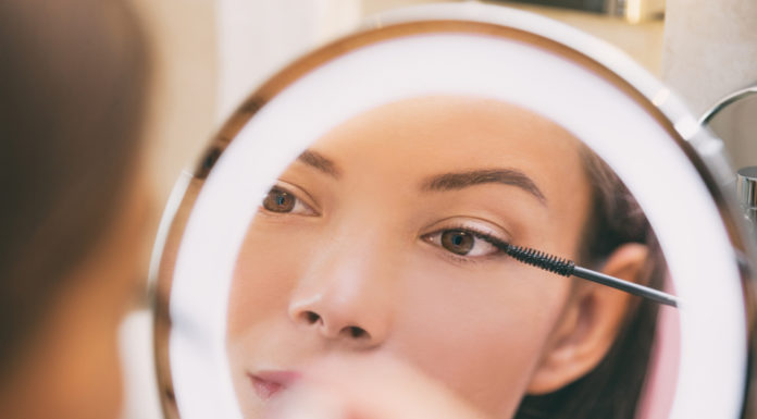 Wandkosmetikspiegel für daheim: So wird das Schminken zum Kinderspiel