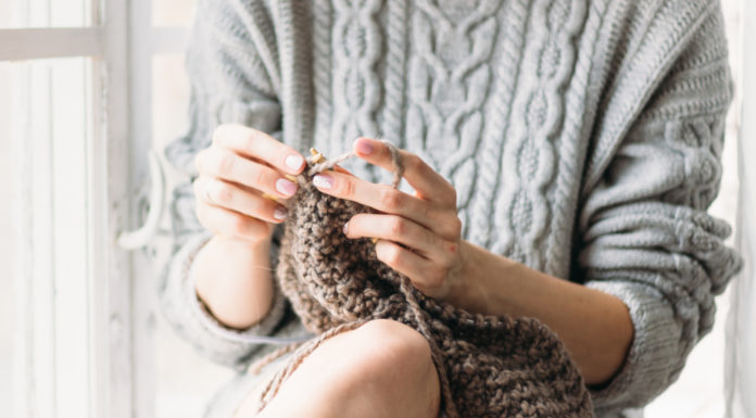 Stricken und Häkeln liegt wieder im Trend: Anleitungen helfen dabei