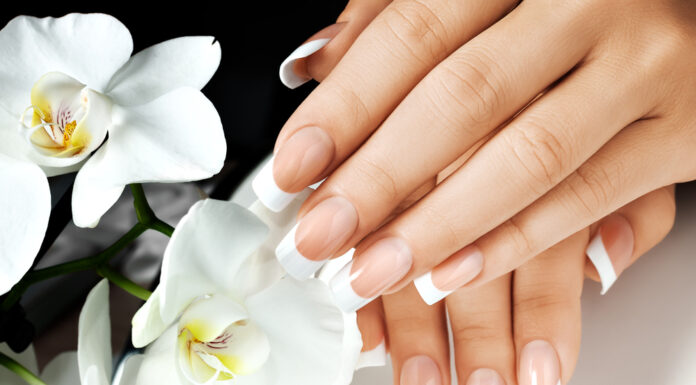 Mit hauchfeinen Nageltips die Fingernägel verlängern: So wird es gemacht